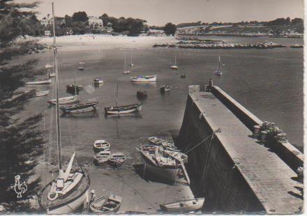 Postal E06404: Le Port la Jetée, au fond la Plage. Port Manech.Finistère