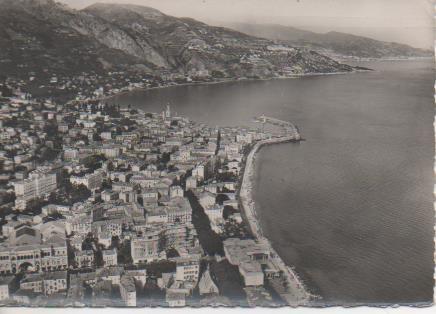 Postal E06382: General view, in the foreground the sea side the municipal Casino. Menton