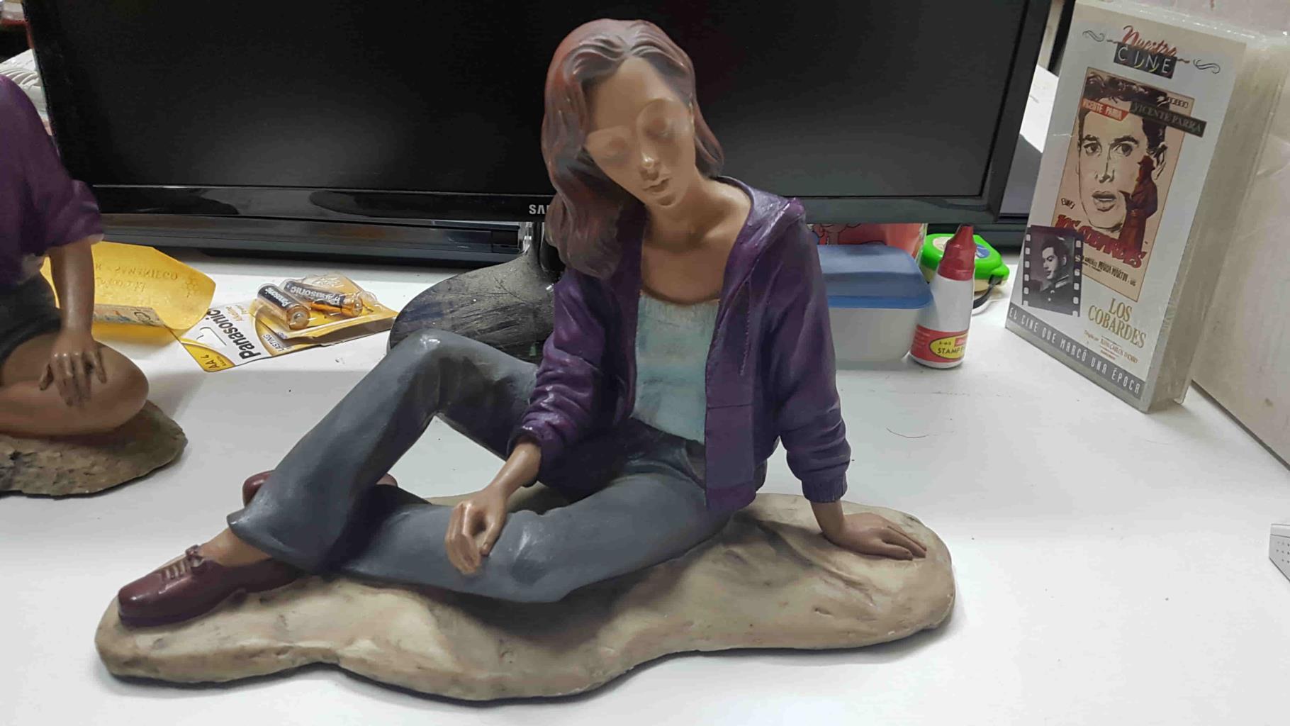 Figura de barro: Mujer sentada con las piernas cruzadas. Autor E. Fernandez