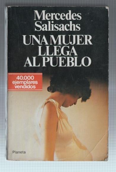 Una mujer llega al pueblo