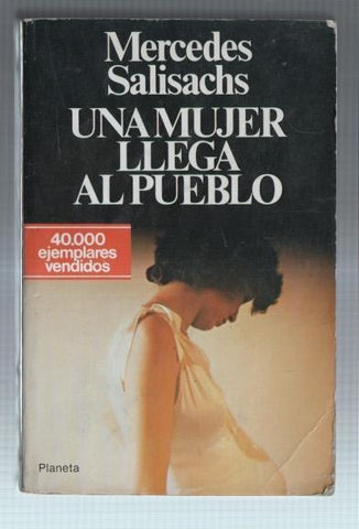 Una mujer llega al pueblo