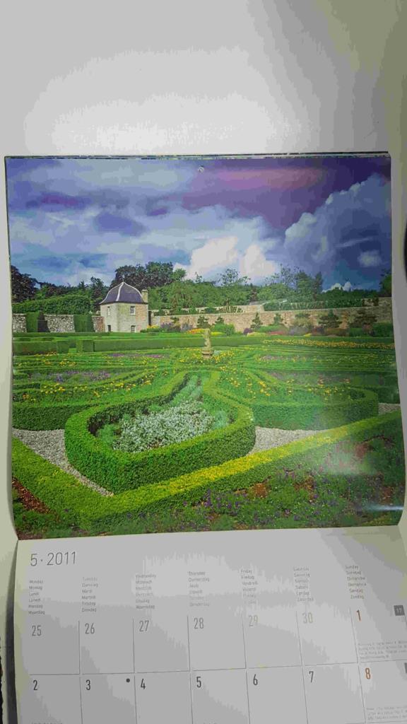 Calendario / Kalender / Calendrier / Calendar: 2011 : Gardens (Jardines)  by Tom Mackie - lamina 05, Pitmedden Garden, Scotland