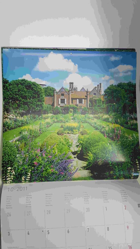 Calendario / Kalender / Calendrier / Calendar: 2011 : Gardens (Jardines)  by Tom Mackie - lamina 10, Chenies Manor Garden, England