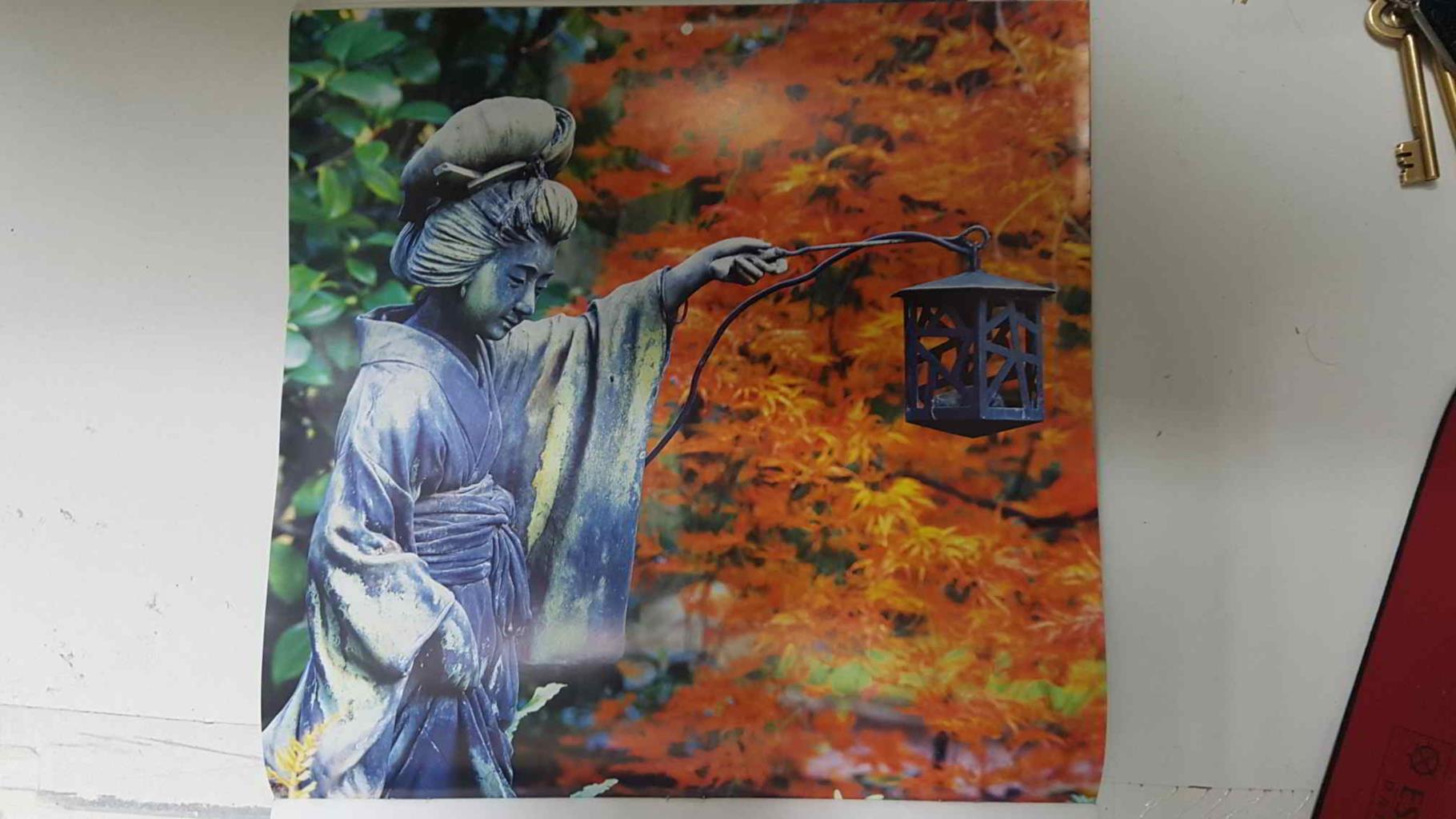 Calendario / Kalender / Calendrier / Calendar: 2011 : Jardins Zen (Jardin Zen) - lamina 02, Geisha statue with lantern in Japanese garden with acer