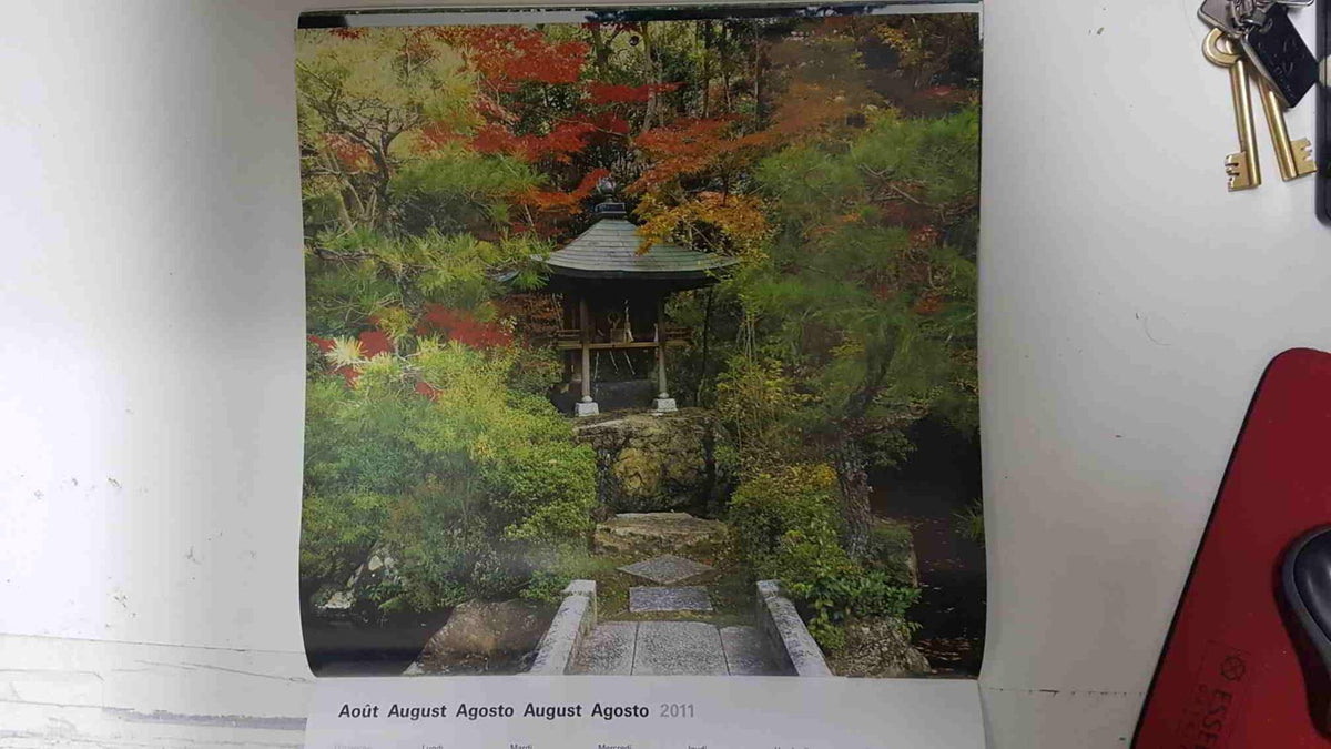 Calendario / Kalender / Calendrier / Calendar: 2011 : Jardins Zen (Jardin Zen) - lamina 08, Stone bridge leading to shrine, Kyoto (Japan)