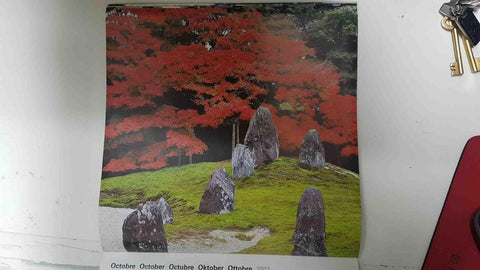 Calendario / Kalender / Calendrier / Calendar: 2011 : Jardins Zen (Jardin Zen) - lamina 10, Aver with red leaves with gate in front, Komyo-in, Kyoto