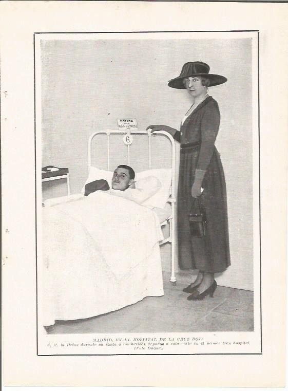 LAMINA 27127: La Reina de España en el Hospital de la Cruz Roja
