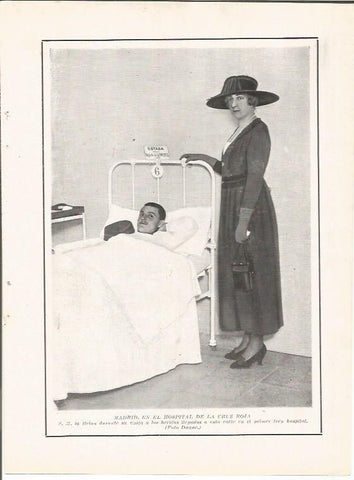 LAMINA 27127: La Reina de España en el Hospital de la Cruz Roja