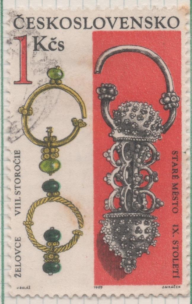 Sello E01580: hoja 102, Checoslovaquia: Sello Multicolor, dentado. Descubrimientos Arqueológicos. Pendientes de oro. Siglos 8-9, 1 Koruna