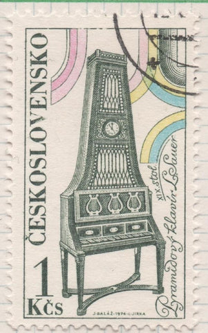 Sello E01899: hoja 125, Checoslovaquia: Sello Multicolor, dentaado. Instrumentos Musicales. Piano Piramidal del Siglo XIX, 1 Koruna