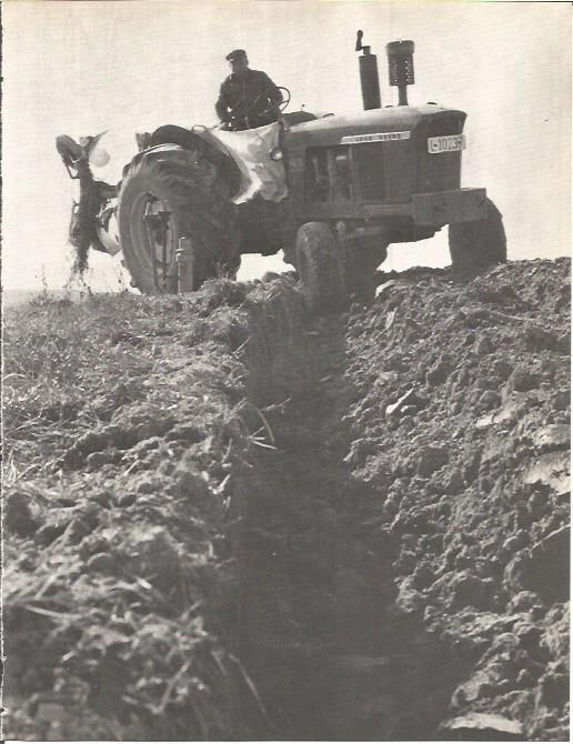 LAMINA V00274: Tractor en el campo del Segria, Lerida