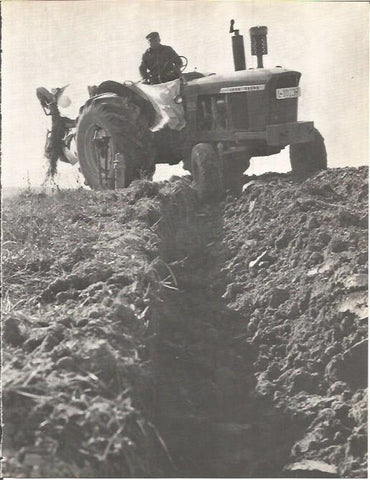 LAMINA V00274: Tractor en el campo del Segria, Lerida