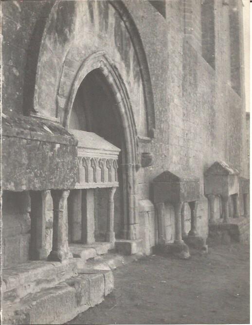 LAMINA V00273: Sepulcros exteriores iglesia del Monasterio de Vallbona de les Monges, Lerida