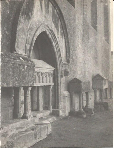 LAMINA V00273: Sepulcros exteriores iglesia del Monasterio de Vallbona de les Monges, Lerida