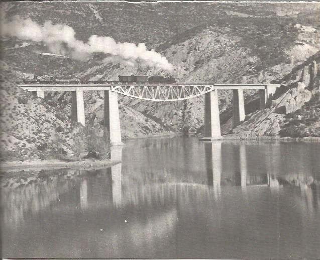 LAMINA V00305: Ferrocarril en el puente de Santa Linya, Lerida
