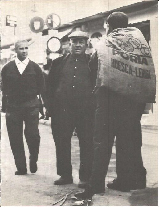 LAMINA V00299: Hombre con saco en La Noguera, Lerida
