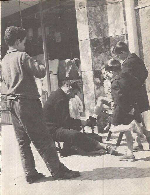 LAMINA V00290: Hombre limpiando zapatos en Sant Joan, Lerida