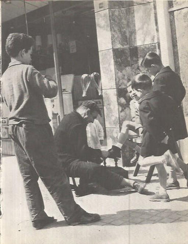LAMINA V00290: Hombre limpiando zapatos en Sant Joan, Lerida