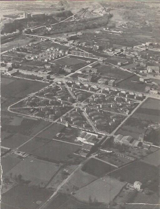 LAMINA V00317: Vista aerea barrios nuevos en Balaguer, Lerida