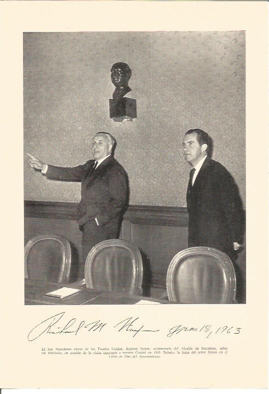 LAMINA V01955: Visita del R. Nixon a Barcelona. Firma de Nixon en el Libro de Oro