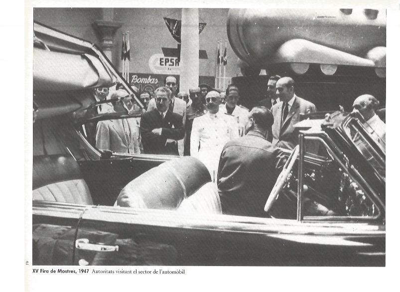 LAMINA V02470: XV Fire de Mostres 1947. Autoridades visitando el sector del automovil