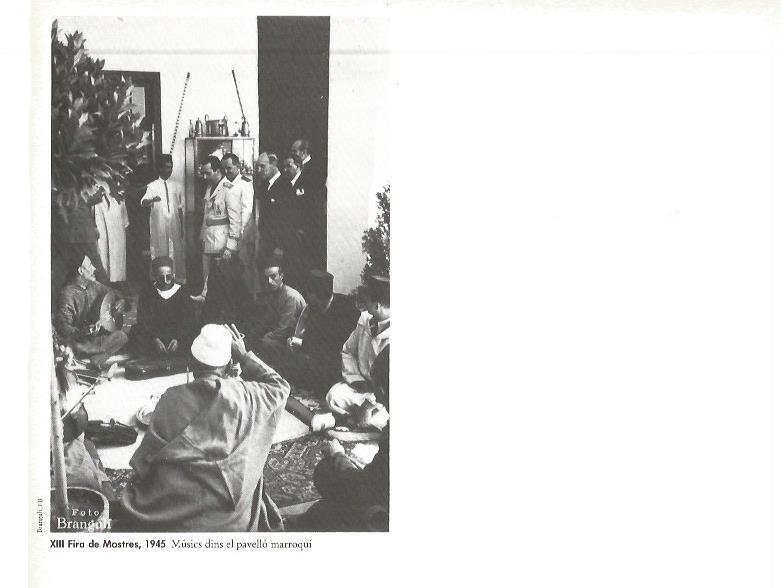 LAMINA V02465: XIII Fira de Mostres 1945. Musicos en pabellon marroqui
