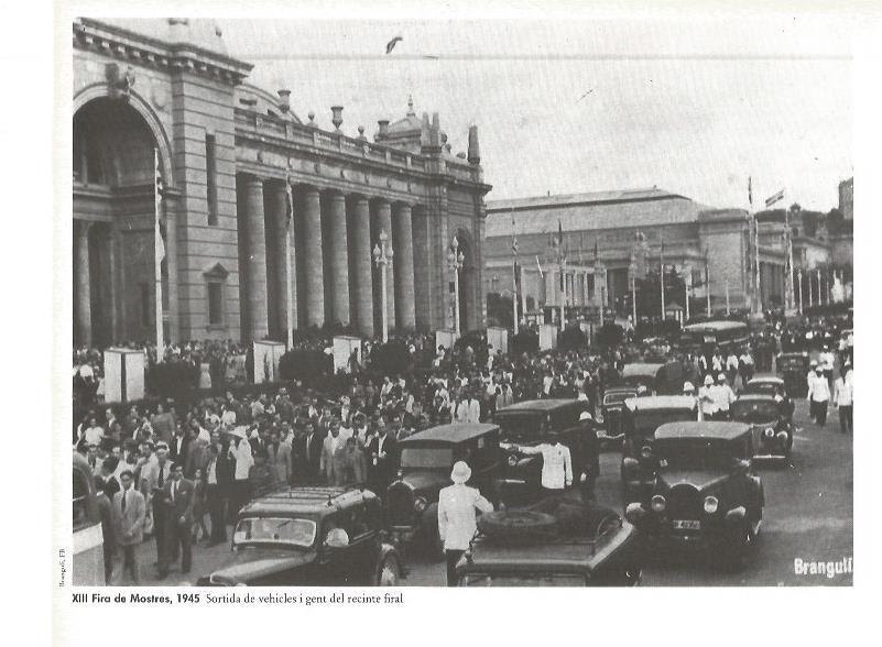 LAMINA V02462: XII Fira de Mostres 1944. Salida de vehiculos y gente del recinto