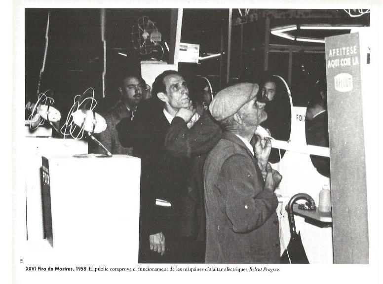 LAMINA V02505: XXVI Fira de Mostres 1958. Publico utilizando las maquinas de afeitar Belcut Progress