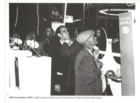 LAMINA V02505: XXVI Fira de Mostres 1958. Publico utilizando las maquinas de afeitar Belcut Progress