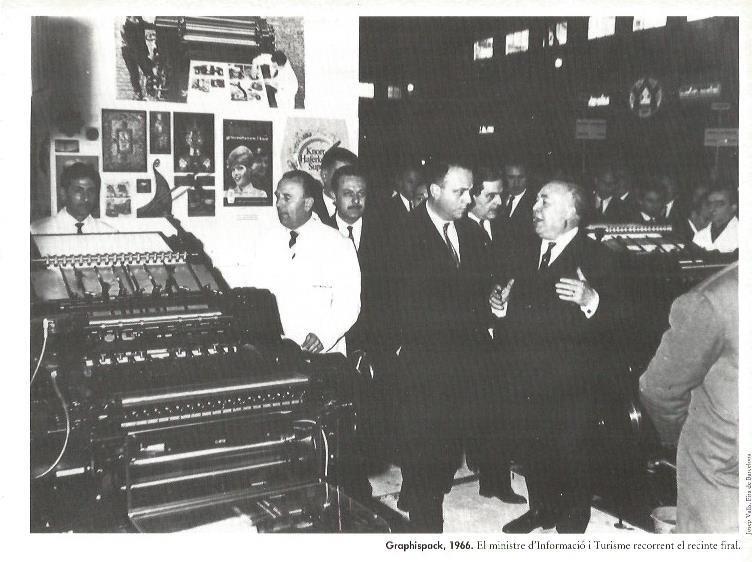 LAMINA V02516: Graphispack 1966. Fraga visitando el recinto ferial