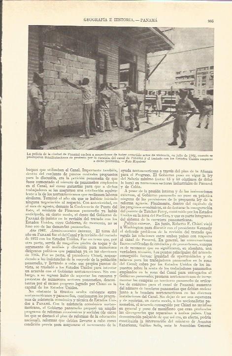 LAMINA V03113: Policia de ciudad de Panama cacheando sospechosos