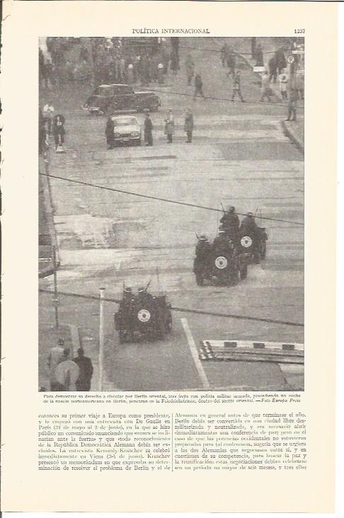 LAMINA V03159: Policia militar en Berlin oriental