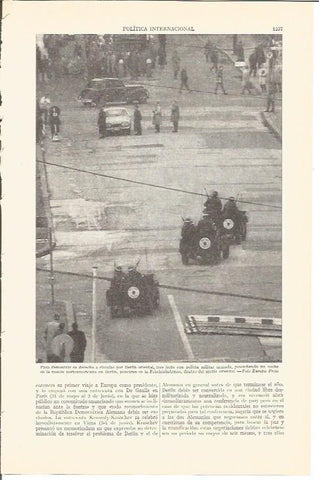 LAMINA V03159: Policia militar en Berlin oriental