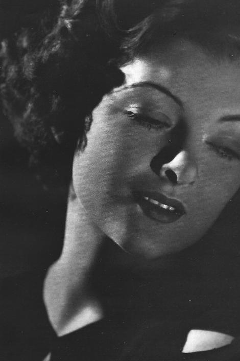 LAMINA 30065: Myrna Loy, fotografiada por Hurrell