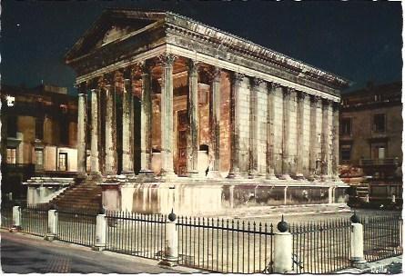 POSTAL L00413: Vista nocturna de la Maison Carree de Nimes, Francia