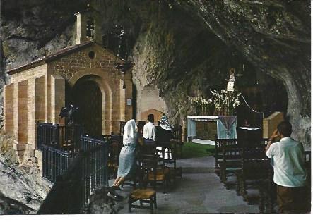 POSTAL L00153: Interior de la gruta de Covadonga