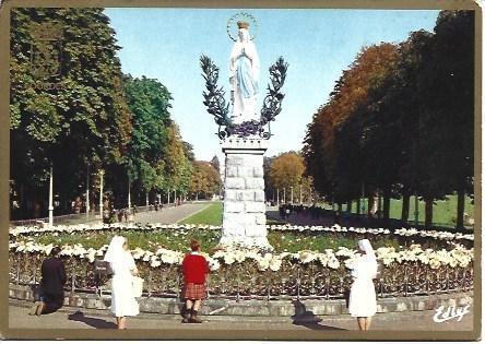 POSTAL L00042: La Virgen coronada, en Lourdes