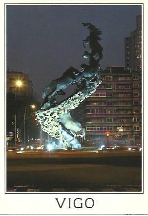 POSTAL L01128: Vista nocturna de la Plaza de España de Vigo