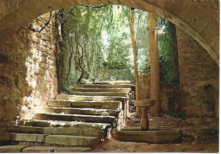 POSTAL L01197: Escalera interior y fuente en Sant Benet de Bages