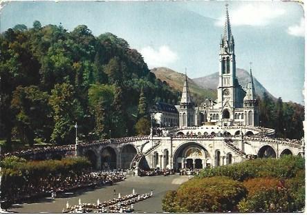 POSTAL L00841: Peregrinos en Lourdes