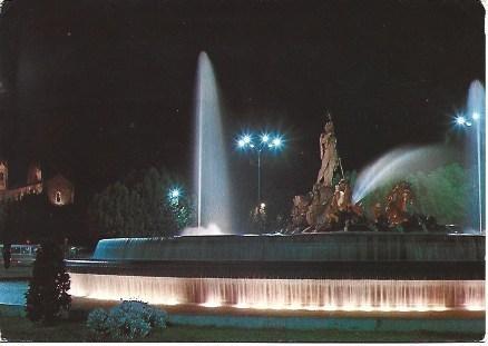POSTAL L00936: Vista nocturna de la Fuente de Neptuno en Madrid