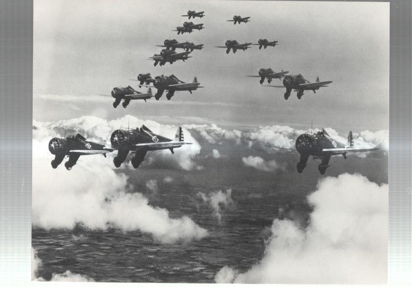 Lamina aviacion numerada 3 en trasera: Escuadron de Boeing P-26A en 1935