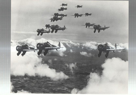 Lamina aviacion numerada 3 en trasera: Escuadron de Boeing P-26A en 1935