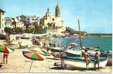 POSTAL L02447: Sitges. Playa e iglesia