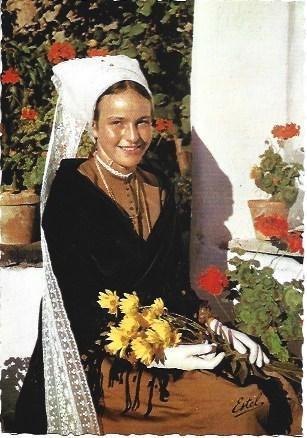 POSTAL L01680: Mujer con traje tradicional de Re, Francia