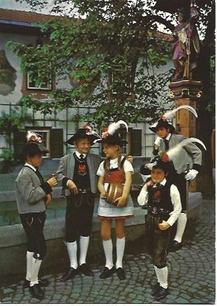 POSTAL L01653: Niños en Innsbruck con vestido tradicional