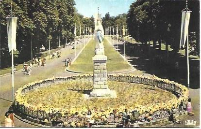 POSTAL L01843: La Virgen de Lourdes coronada