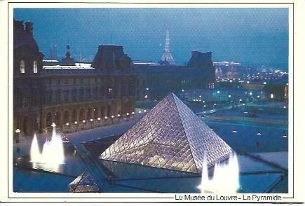 POSTAL L03355: Piramide del Museo del Louvre en Paris