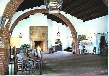 POSTAL L03525: Sala principal del Castillo de Hostalrich, Girona