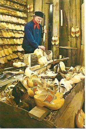 POSTAL L02985: Fabricante de zuecos en Holanda
